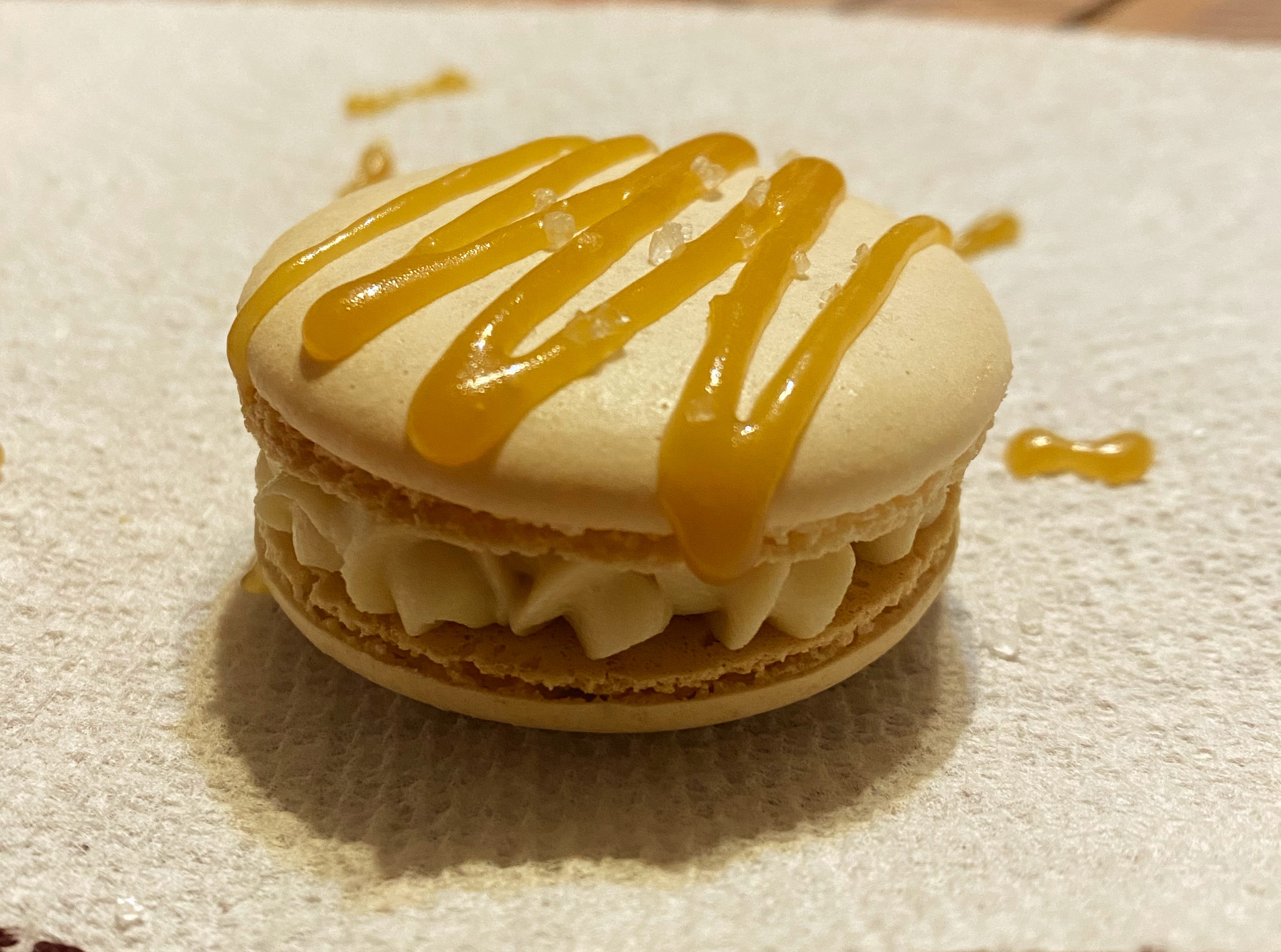 Caramel macaron